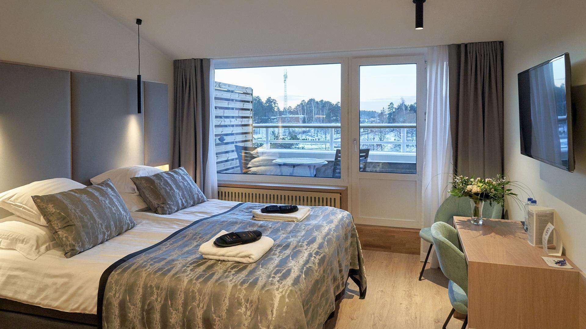 Deluxe Queen | 防敏寢具、迷你吧、房內夾萬、書桌