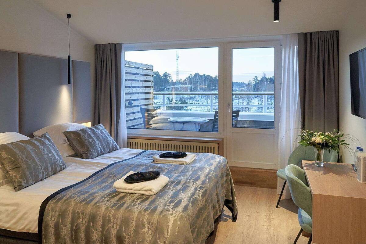 1 bedroom, hypo-allergenic bedding, minibar, in-room safe