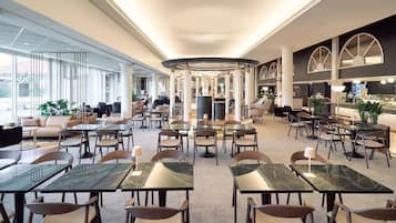7 restaurants; breakfast, lunch, dinner, and brunch served