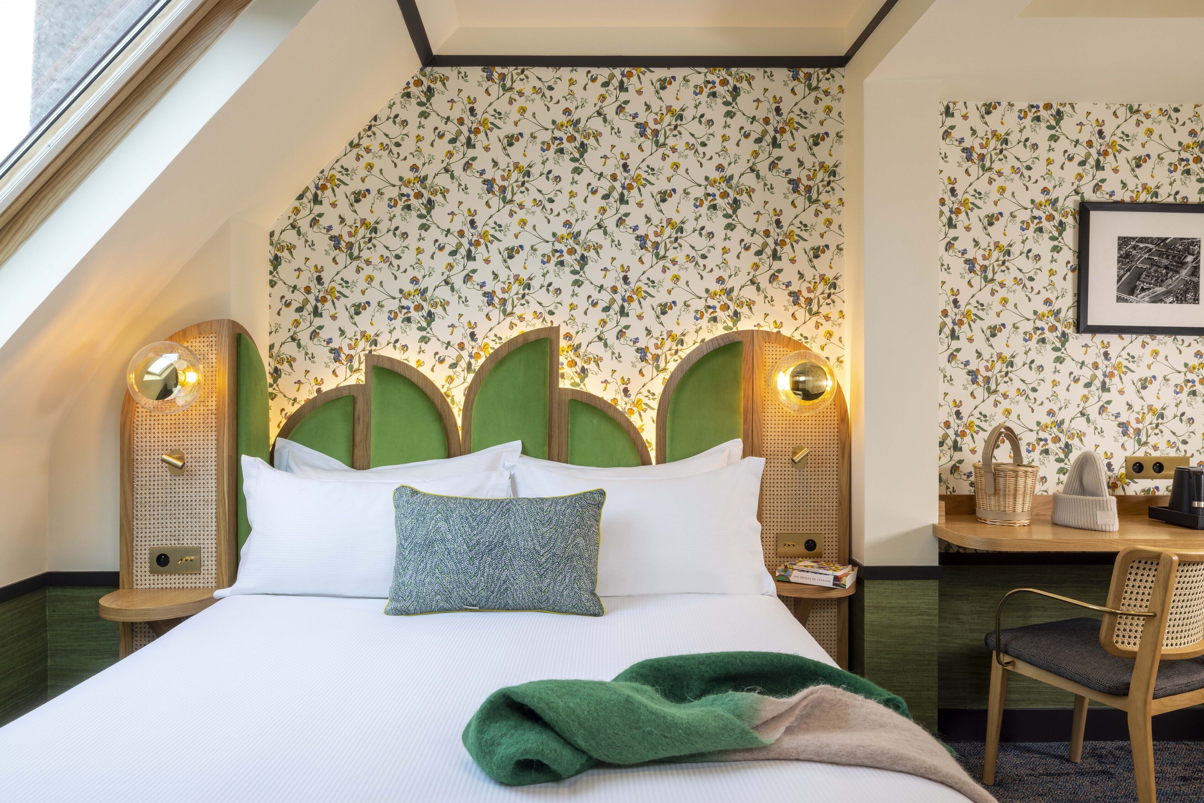 comfort room | minibar, in-room safe, individually decorated, desk