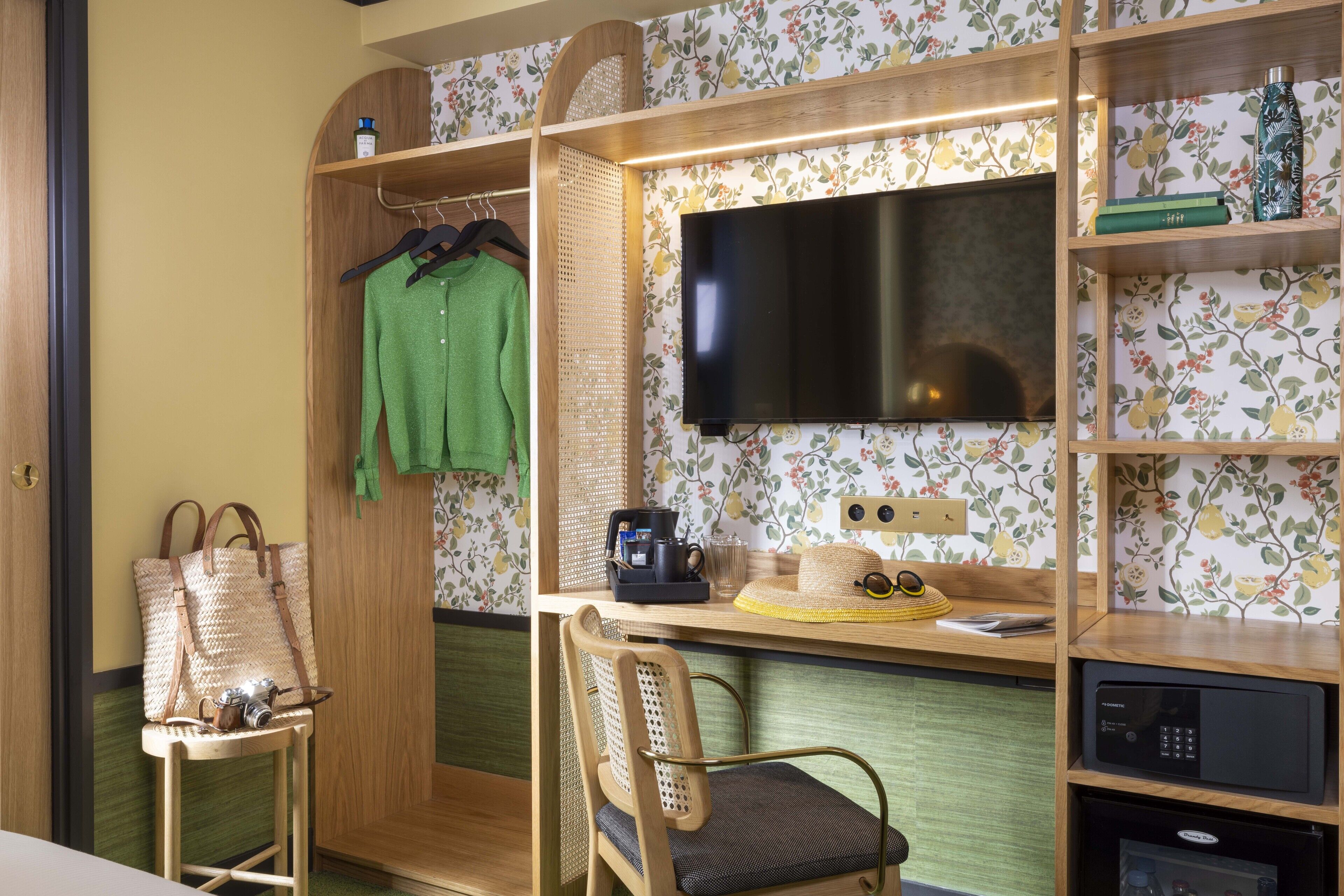 comfort room | minibar, in-room safe, individually decorated, desk