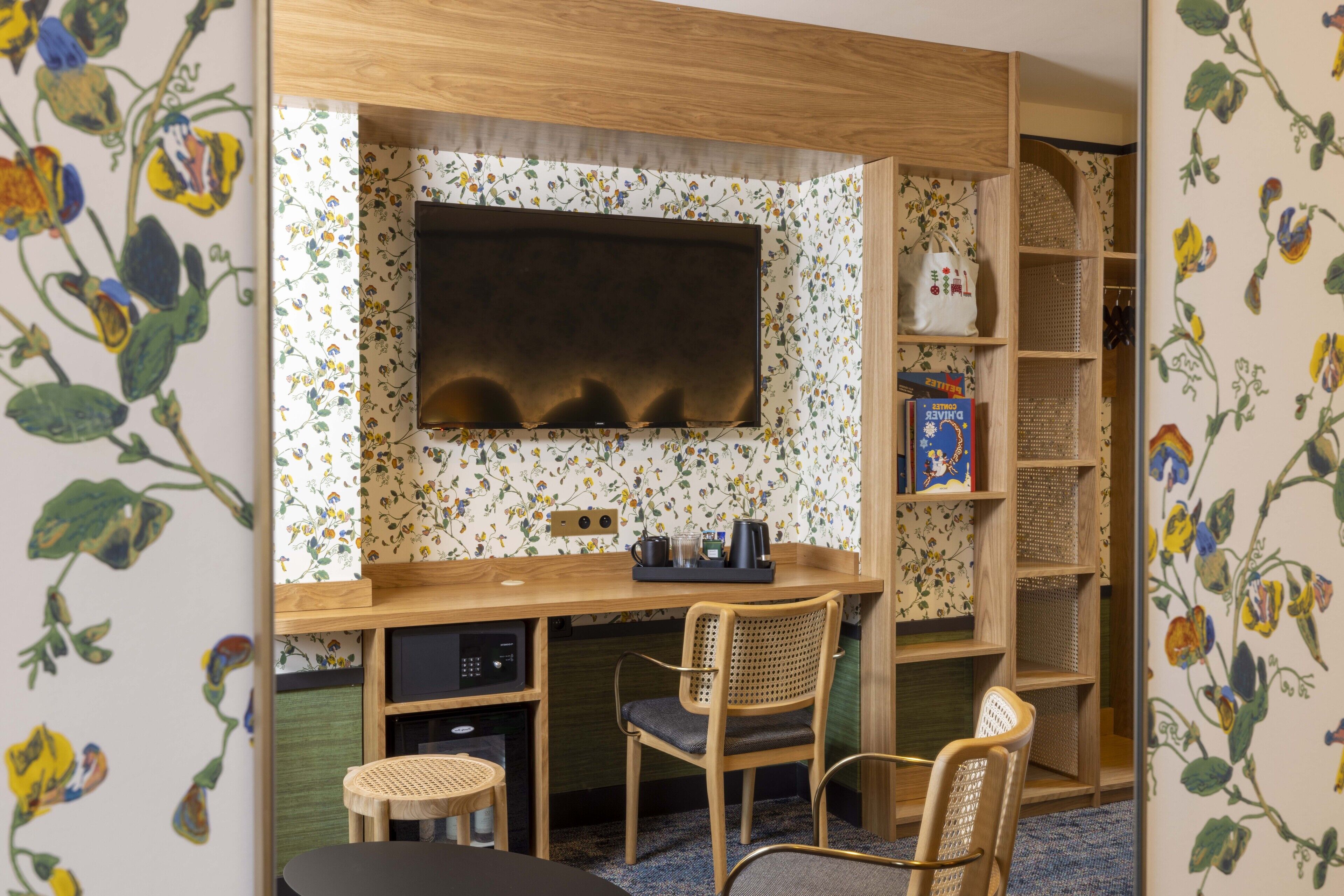 junior suite | minibar, in-room safe, individually decorated, desk