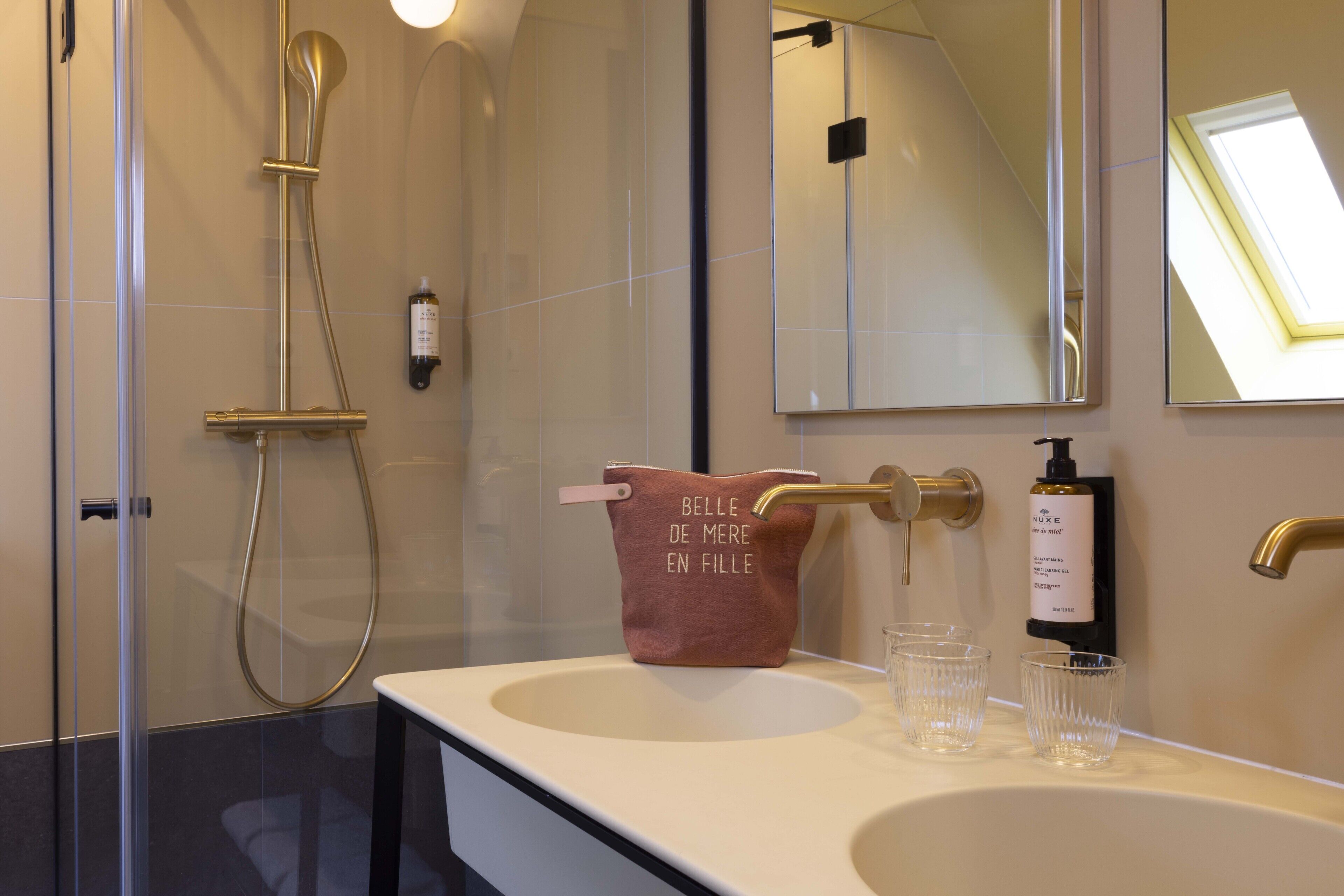 junior suite | bathroom | free toiletries, hair dryer, slippers, towels