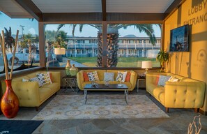 Lobby lounge