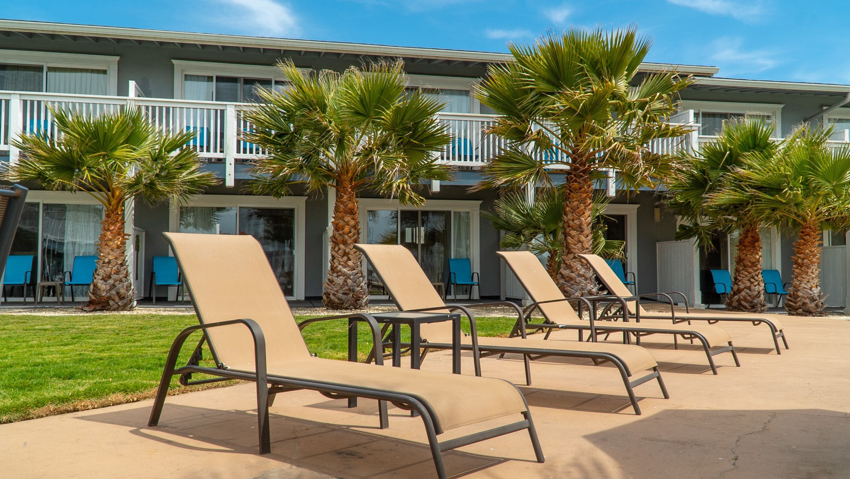 Een buitenzwembad, parasols voor strand/zwembad