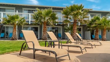 Een buitenzwembad, parasols voor strand/zwembad