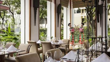 3 nhà hàng, phục vụ bữa sáng, bữa trưa, bữa tối, món Thái