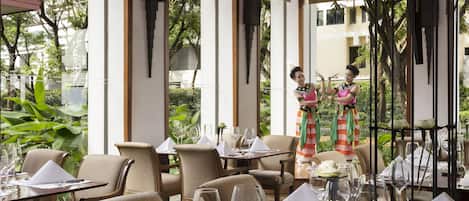 3 restaurants, breakfast, lunch, dinner served; Thai cuisine