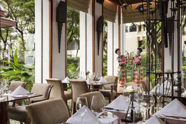 3 restaurantes, café da manhã, culinária tailandesa