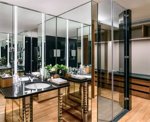 Badewanne und Dusche (separat), kostenlose Toilettenartikel