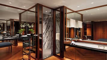 Executive Suite with Club benefit | 浴室 | 独立的浴缸和淋浴、免费洗浴用品、吹风机、浴袍