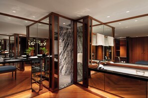 Executive Suite with Club benefit | Banheiro | Banheira e chuveiro separados, produtos de toalete grátis