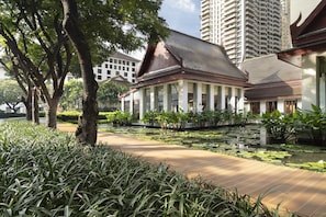 3 间餐厅，供应早餐、午餐和晚餐，泰国菜