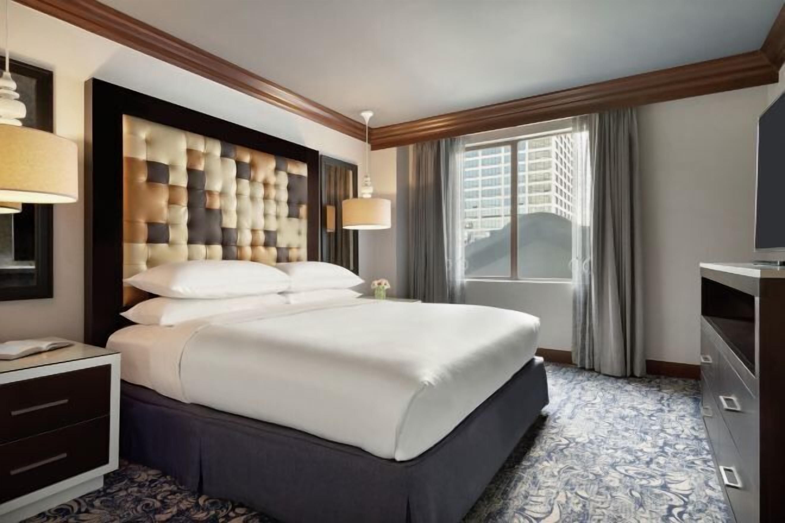 高档床上用品、羽绒被、客房内保险箱、办公桌