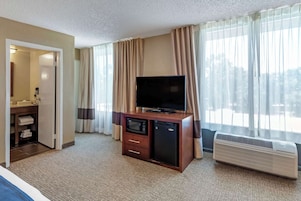 Standard Room, 1 King Bed, Non Smoking | Desk, iron/ironing board, free WiFi, bed sheets