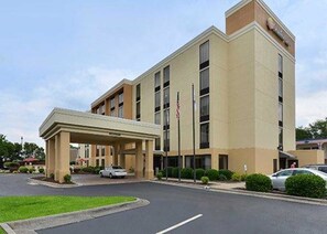 A modern hotel with a covered entrance, multiple floors, and a flagpole. - Comfort Inn Elizabeth City near University (Elizabeth City)