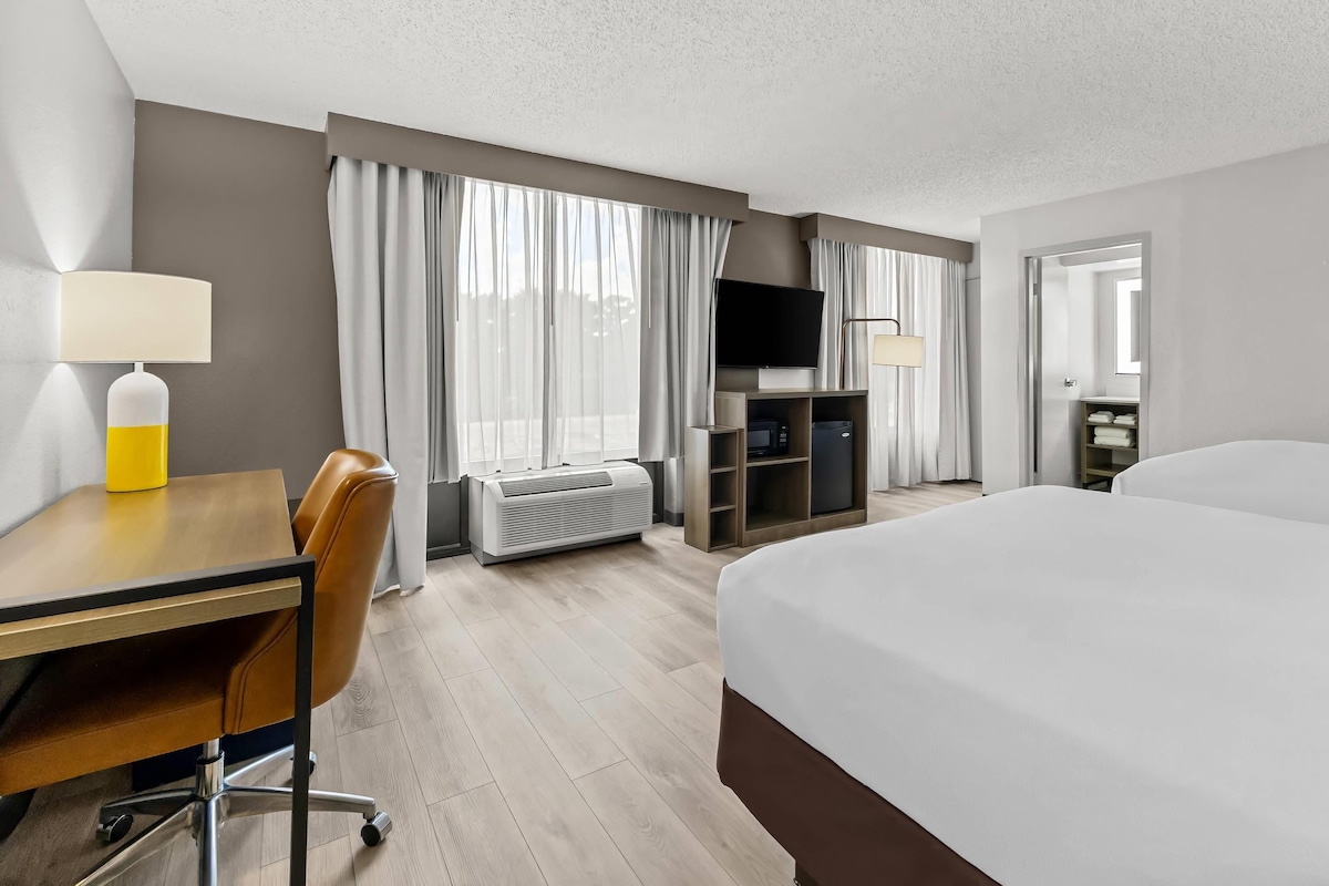 Standard Room, 2 Queen Beds, Non Smoking | Desk, iron/ironing board, WiFi (free), alarm clocks