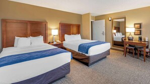A hotel room with two beds, a desk, and a mirror. - Comfort Inn Elizabeth City near University (Elizabeth City)