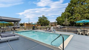 Seasonal outdoor pool - Comfort Inn Elizabeth City near University (Elizabeth City)