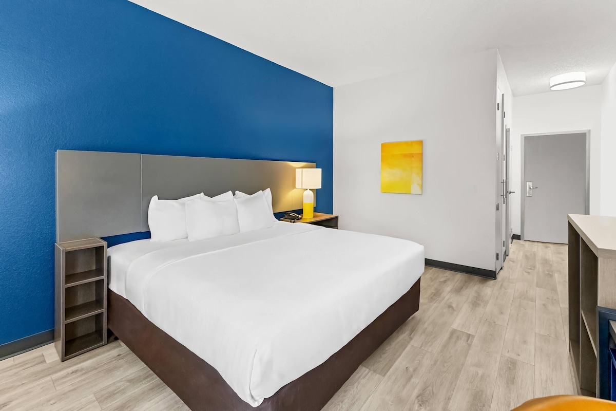 Desk, iron/ironing board, WiFi (free), alarm clocks