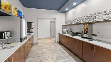 Una cocina moderna con una isla central, una cafetera y un fabricante de gofres.