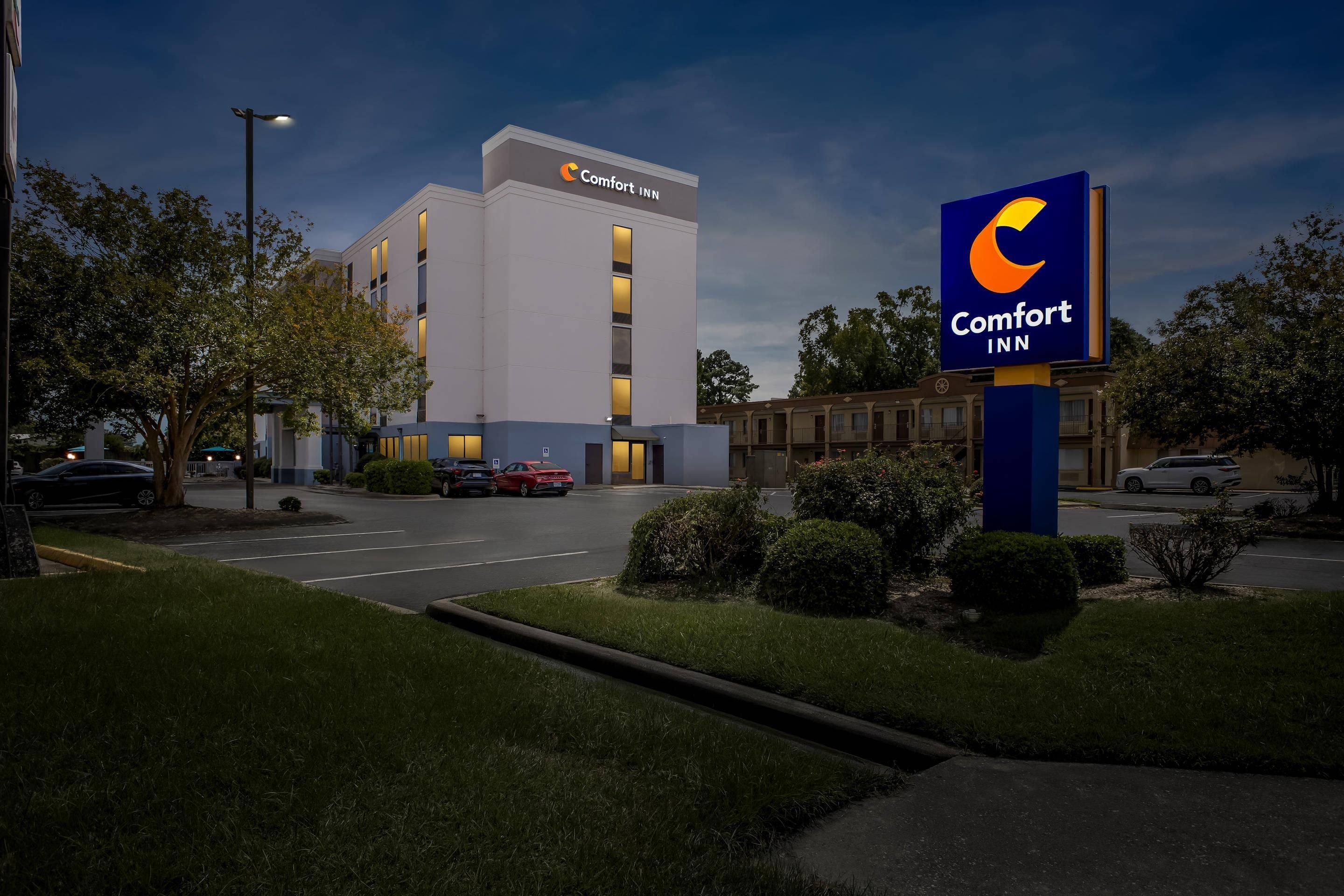 Un hotel Comfort Inn con un edificio moderno y un letrero llamativo.