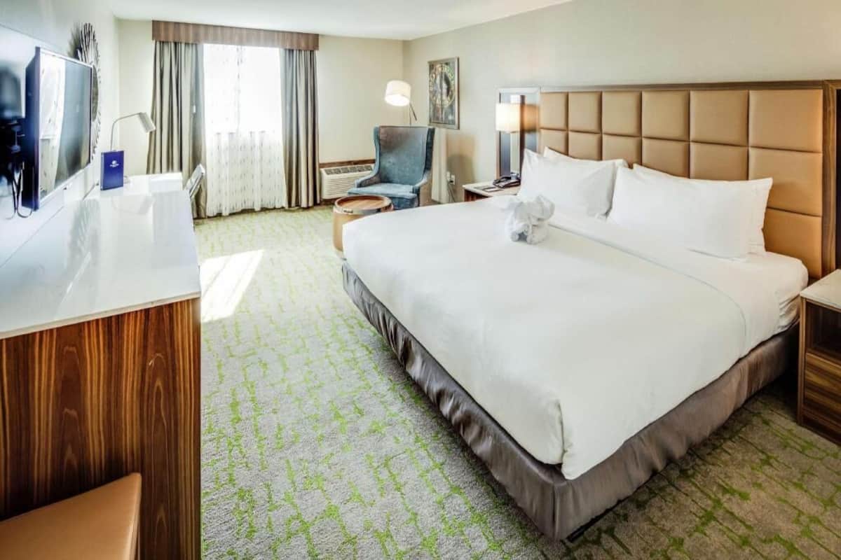 Premium bedding, in-room safe, desk, laptop workspace