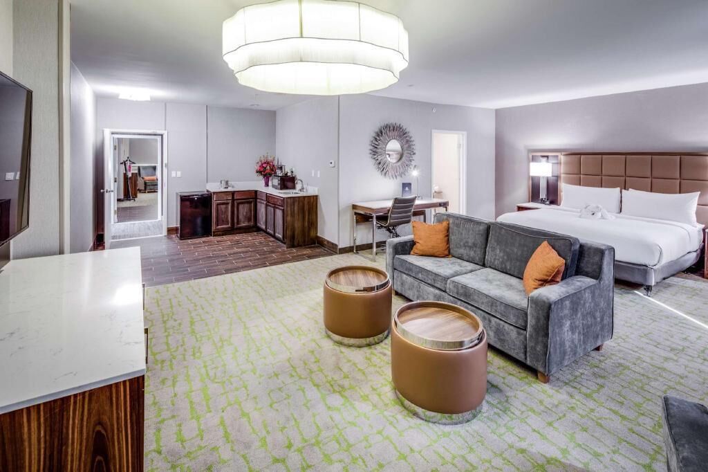 Premium bedding, in-room safe, desk, laptop workspace