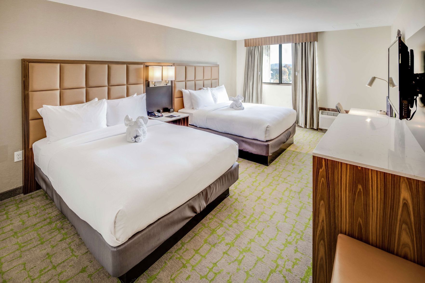 Premium bedding, in-room safe, desk, laptop workspace