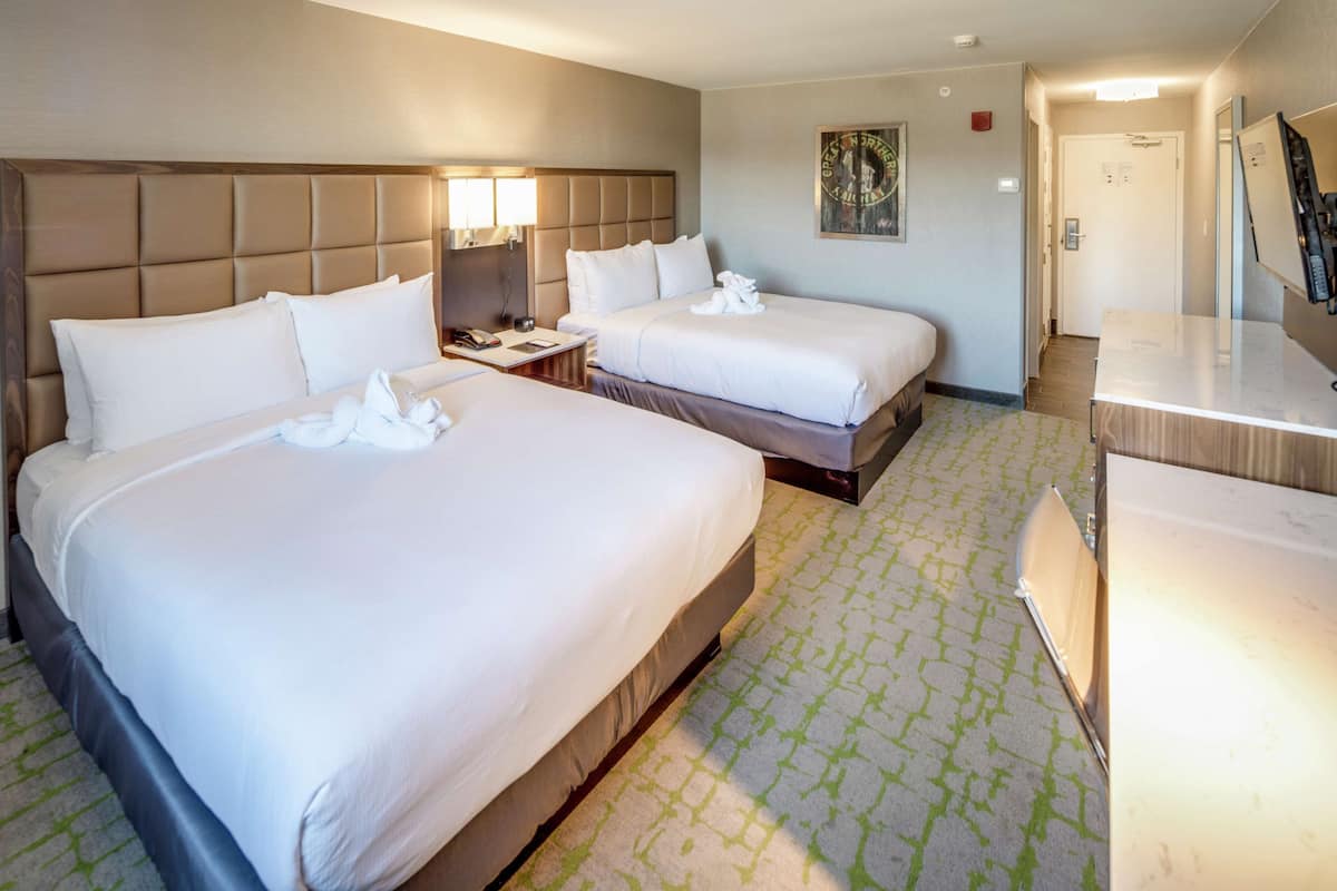 Premium bedding, in-room safe, desk, laptop workspace