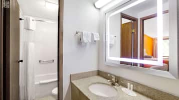 Bañera con ducha, artículos de tocador gratuitos, secador de pelo