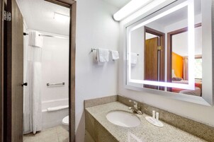 Bañera con ducha, artĂculos de tocador gratuitos, secador de pelo