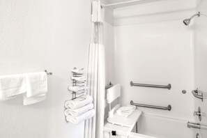 Zimmer, 1 Doppelbett, barrierefrei, Raucher | Badezimmer | Duschwanne, kostenlose Toilettenartikel, Haartrockner, Handtücher