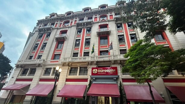 A hotel with a red awning, a sign reading "Hotel Eurosuite São Paulo Centro," and a flag. - Hotel Euro Suite São Paulo by Nacional Inn (São Paulo)