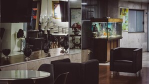 A modern interior with a bar area, seating, and a fish tank. - Hotel Euro Suite São Paulo by Nacional Inn (São Paulo)