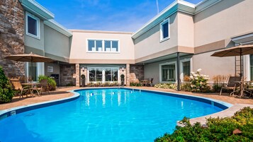Seasonal outdoor pool, pool umbrellas, sun loungers