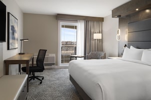 Hypo-allergenic bedding, down comforters, in-room safe, desk