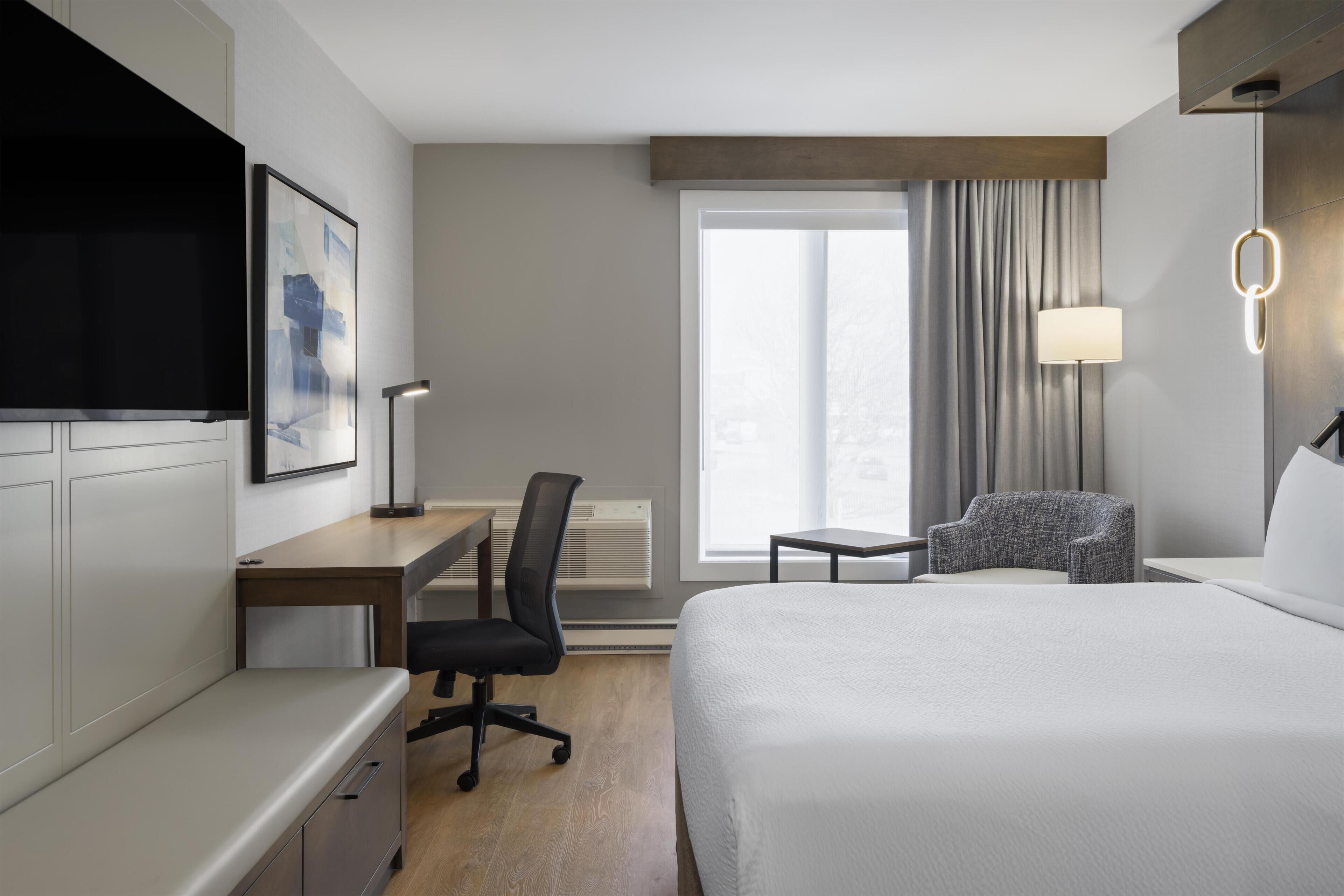 Hypo-allergenic bedding, down duvets, in-room safe, desk