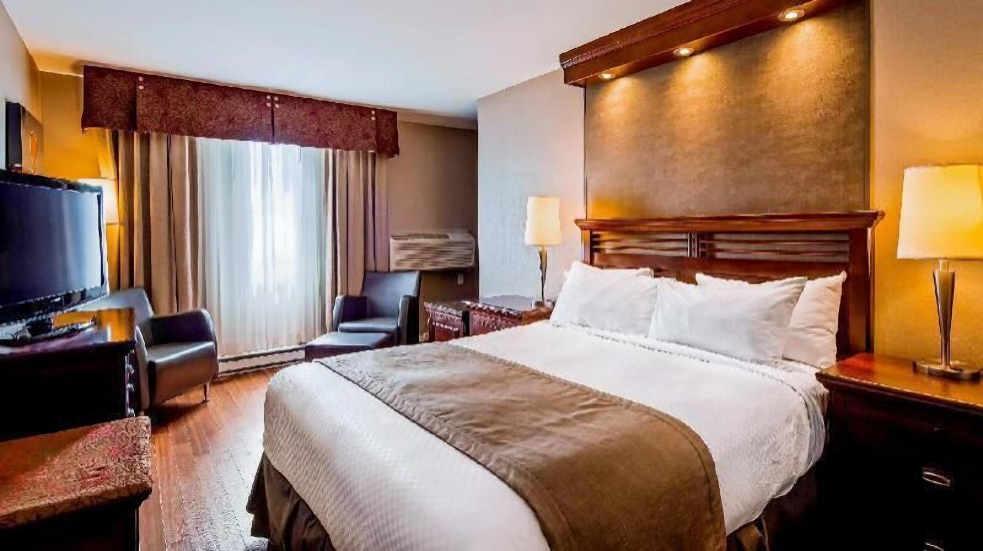 Hypo-allergenic bedding, down comforters, in-room safe, desk