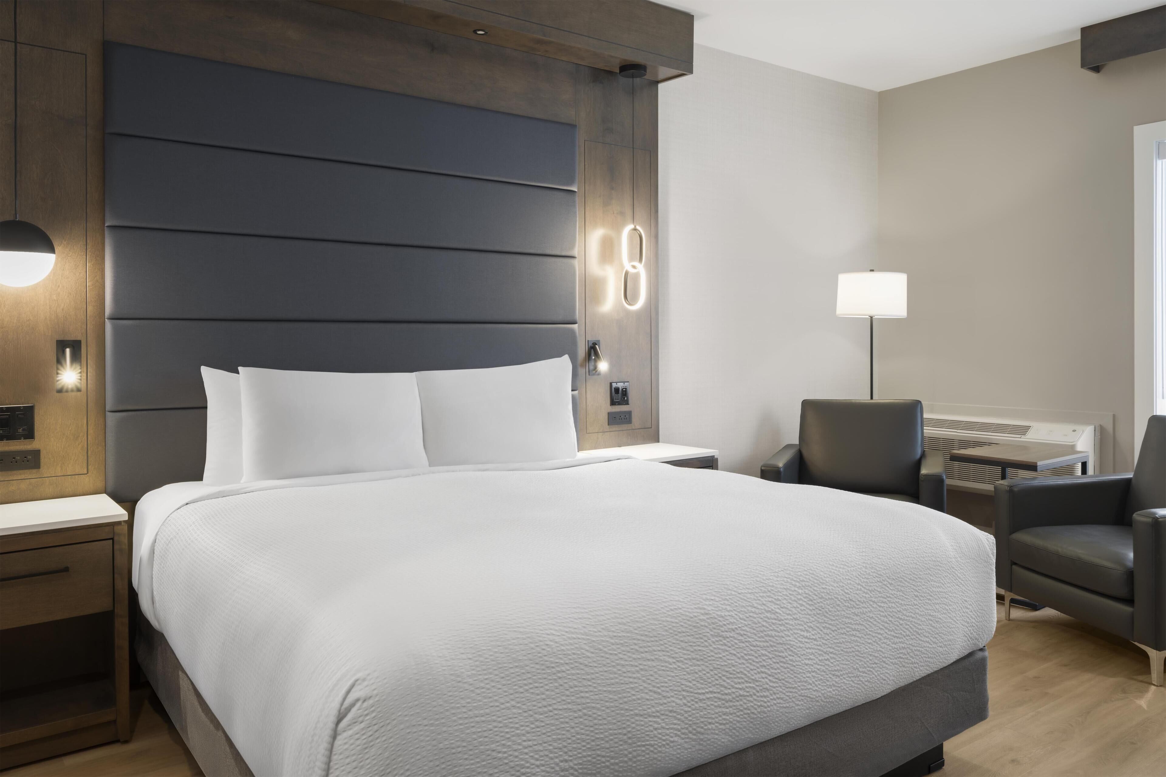 Executive Room, 1 King Bed, Non Smoking, Refrigerator & Microwave | Hypo-allergenic bedding, down comforters, in-room safe, desk