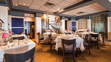 Daily cooked-to-order breakfast (CAD 16.50 per person)