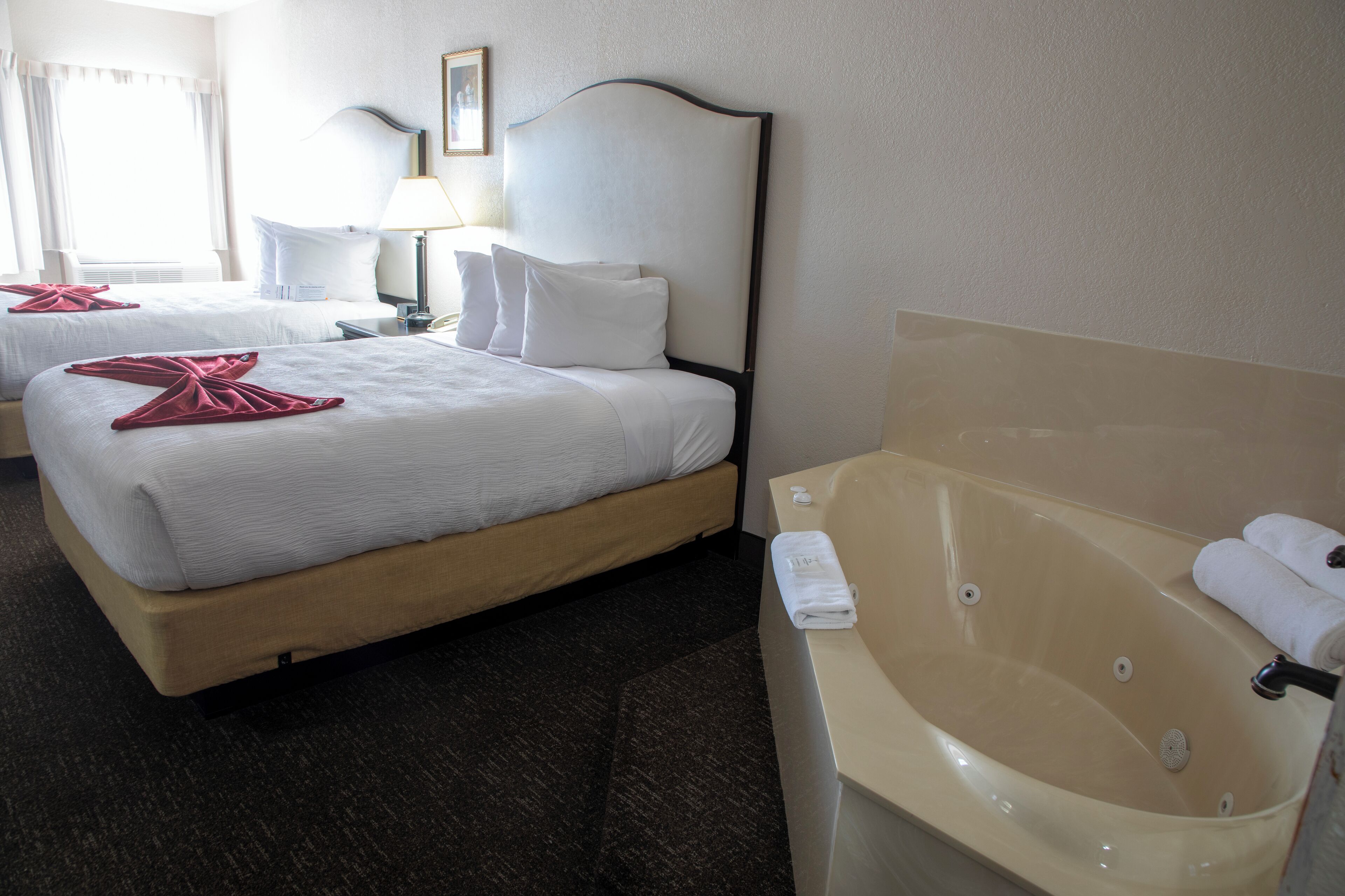 Habitación Deluxe, 2 camas de matrimonio, bañera de hidromasaje | Espacio para trabajar con un portátil y cortinas opacas