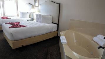 Chambre Deluxe, 2 grands lits, baignoire à jets | Espace de travail pour ordinateur portable, rideaux occultants