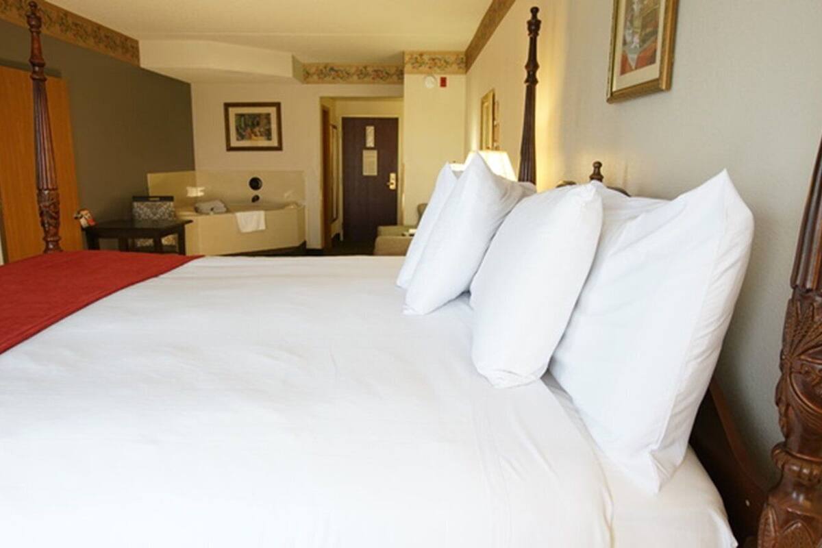 executive suite, 1 king bed, jetted tub | 1 bedroom, laptop workspace, blackout curtains, iron/ironing board