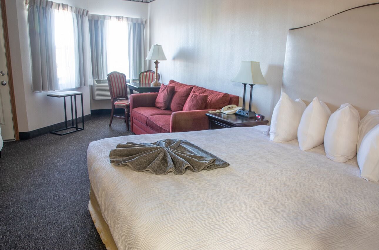 Habitación Deluxe, 1 cama de matrimonio grande | Espacio para trabajar con un portátil y cortinas opacas