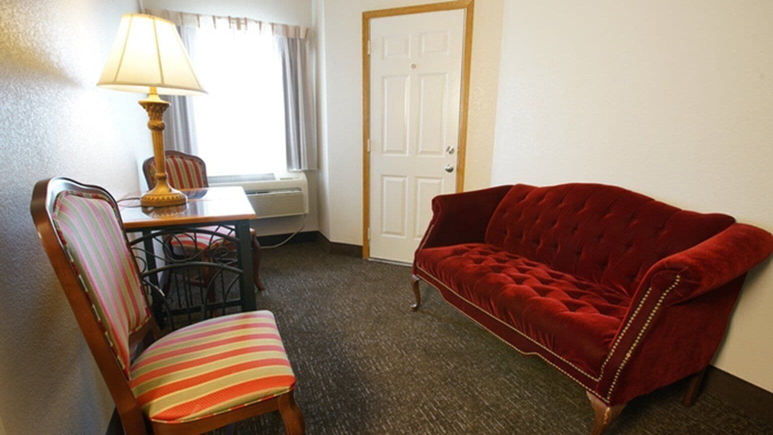 executive suite, 1 king bed, jetted tub | 1 bedroom, laptop workspace, blackout curtains, iron/ironing board