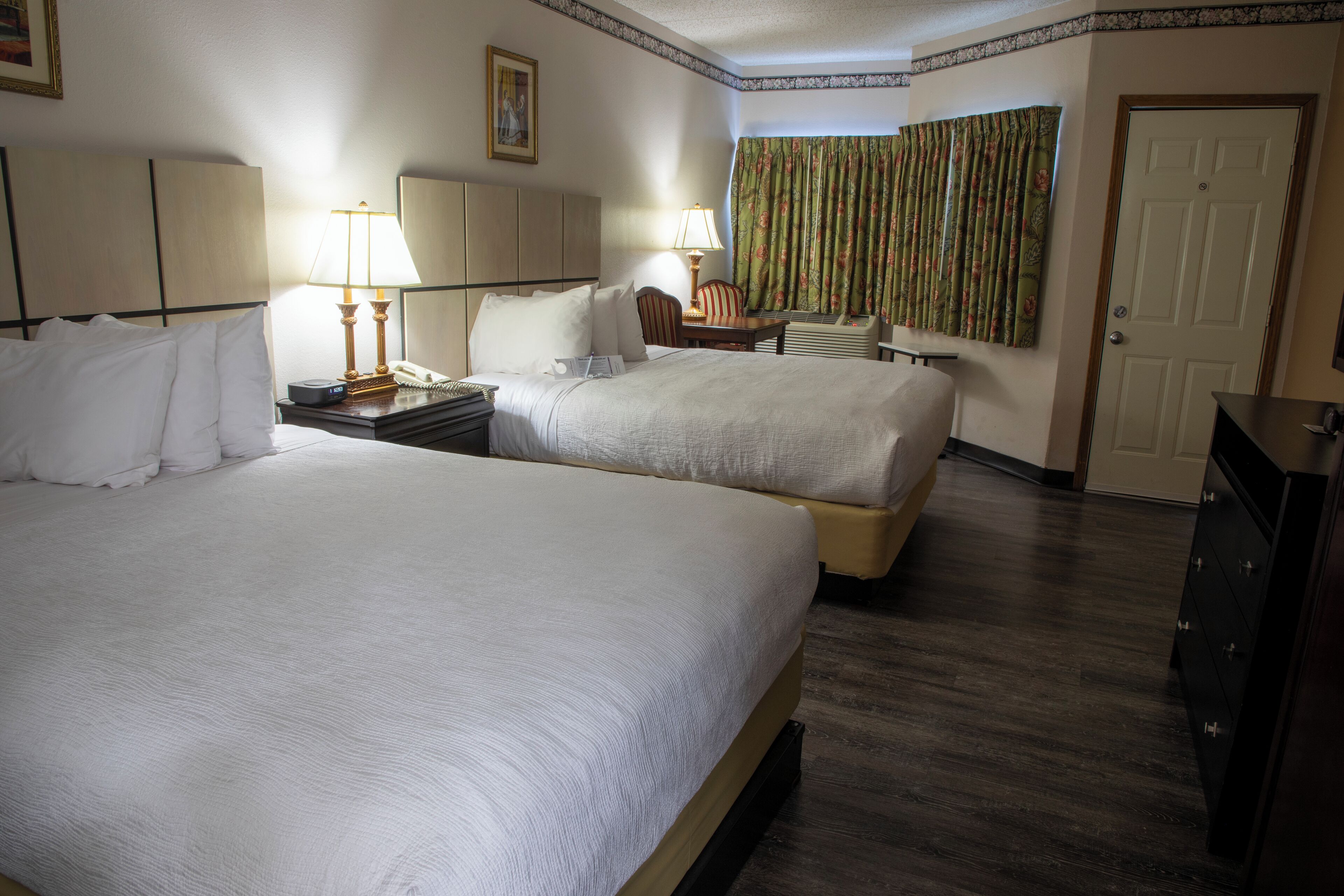 Habitación Deluxe, 2 camas de matrimonio (Pet Friendly) | Espacio para trabajar con un portátil y cortinas opacas