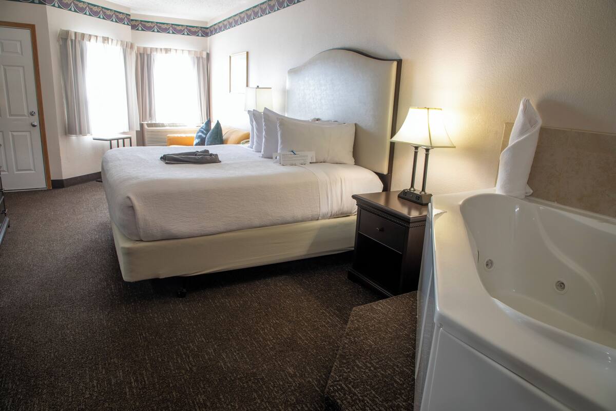 King Jacuzzi with Balcony | Laptop workspace, blackout drapes, iron/ironing board, WiFi (free)
