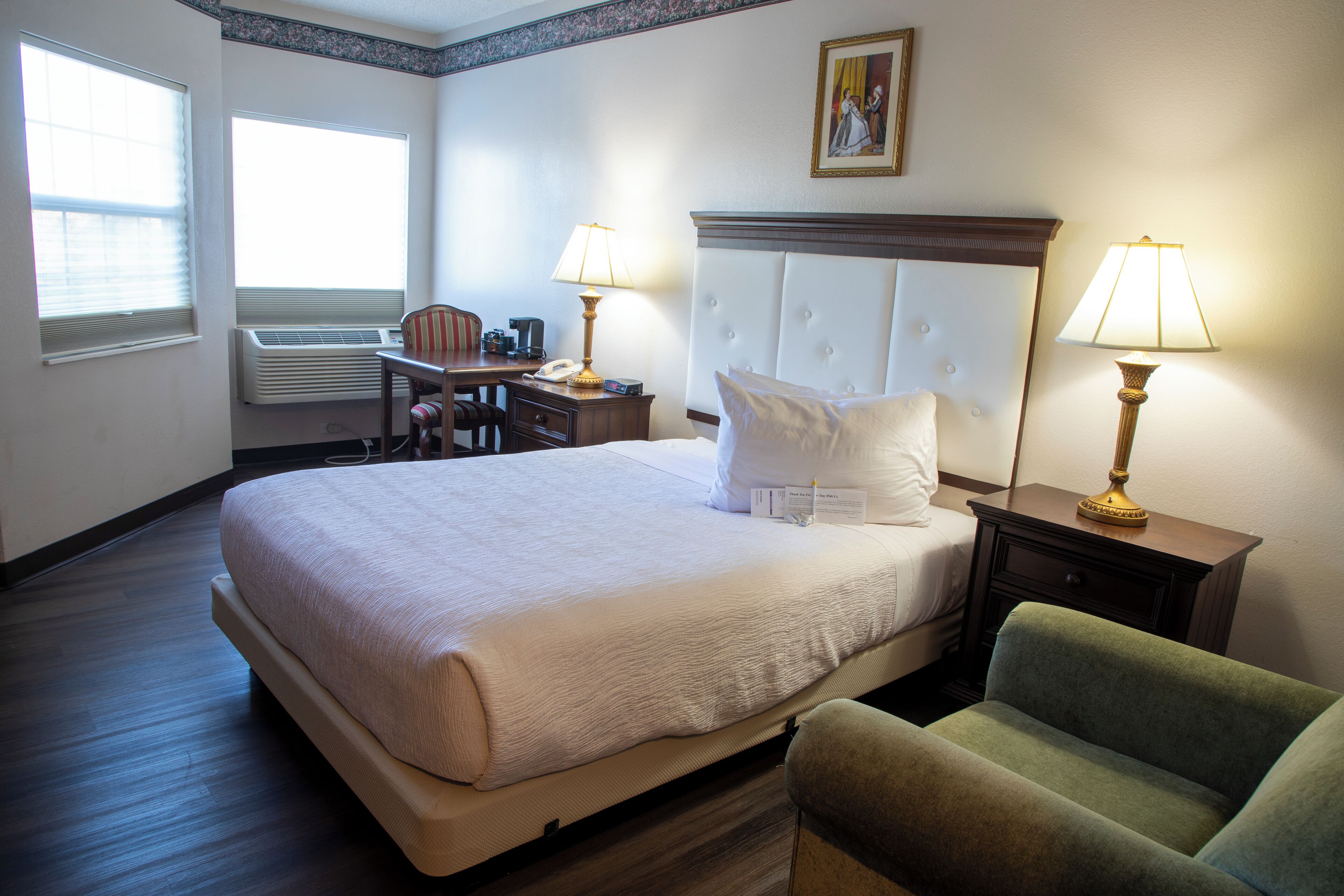 Habitación, 1 cama de matrimonio, accesible para personas con discapacidad | Espacio para trabajar con un portátil y cortinas opacas