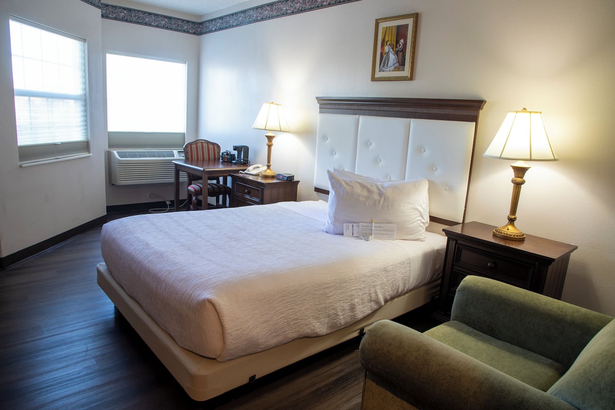 Habitación, 1 cama de matrimonio, accesible para personas con discapacidad | Espacio para trabajar con un portátil y cortinas opacas